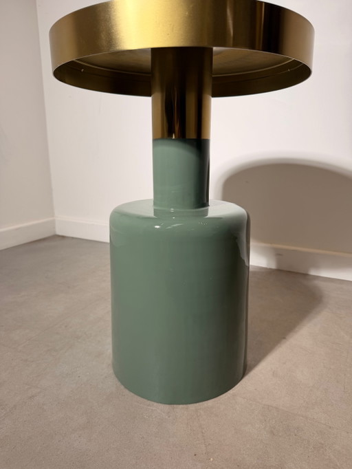 Eleganter Beistelltisch mit salbeigrünem Glasfuß und Messingfinish – bijzettafels (photo 2 of 4)