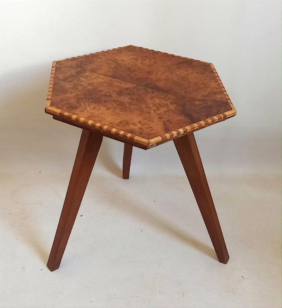 Image 1 of Mesa auxiliar trípode octogonal, década de 1960, altura 39 cm.