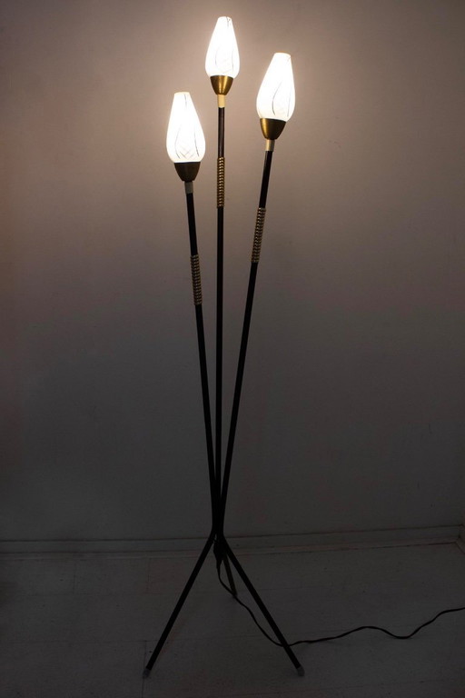 Lampada da terra a treppiede degli anni '50 con vetro opalino dipinto e ottone