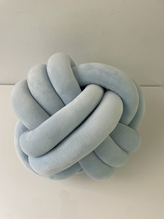 Image 1 of Cuscino con nodo intrecciato in velluto azzurro