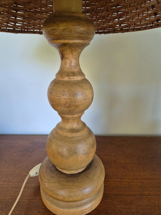 Image 1 of Lampe de table vintage en bois avec abat-jour en rotin, années 70