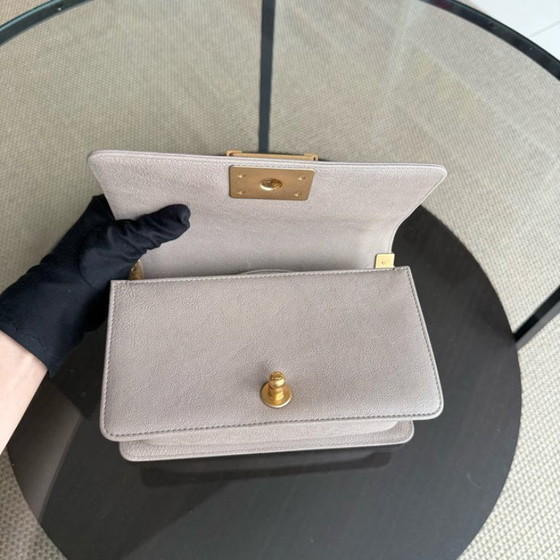 Image 1 of Chanel Boy Small - Caviar 20CM Gewatteerd generfd kalfsleer Grijs met gouden hardware Serie 27