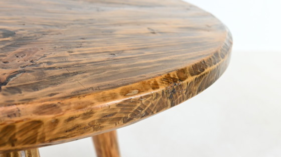 Image 1 of Paar primitive Dreibein-Tische. Frankreich, ca. 1940.