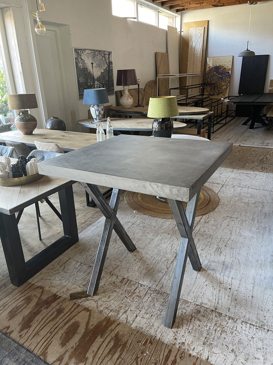 Image 1 of Tavolo da bar o tavolo per stare in piedi in cemento.