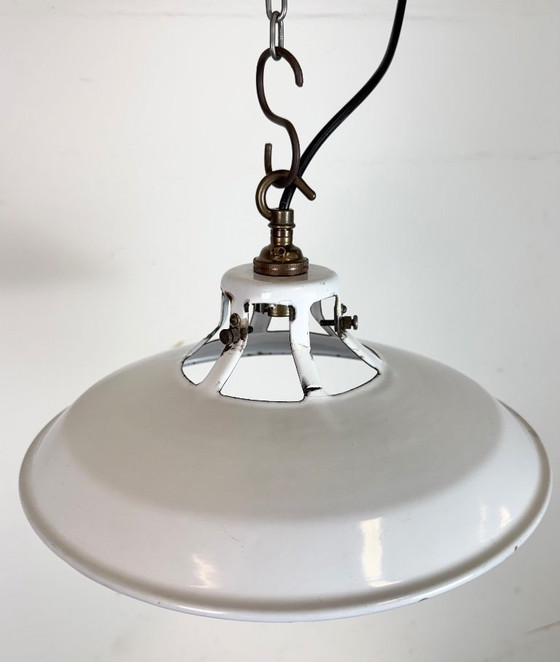 Image 1 of Industriële witte geëmailleerde fabriekshanglamp, jaren 60