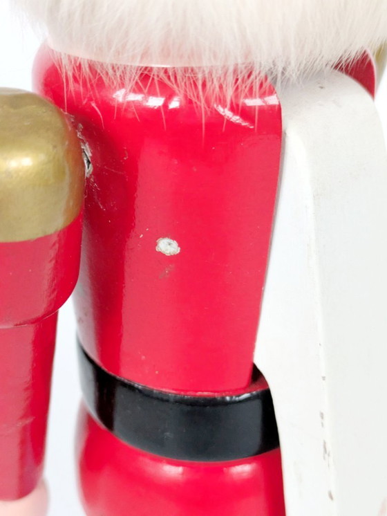 Image 1 of Statuetta tedesca vintage dello Schiaccianoci | Decorazione natalizia in legno fatta a mano