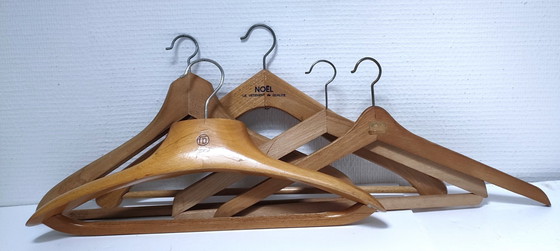Image 1 of vijf vintage Franse houten kledinghangers met stempel