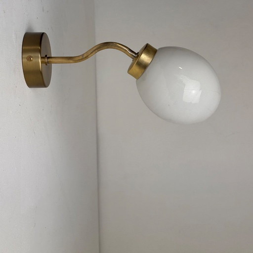 Applique da parete vintage antica in ottone e opalino