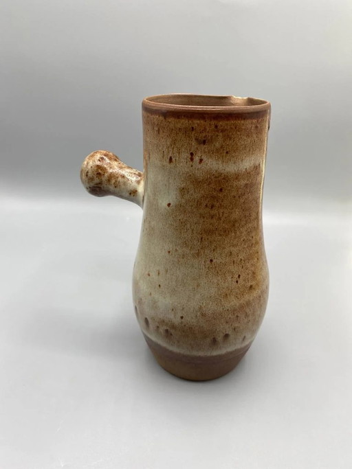 Brocca in gres smaltato marrone e crema, con manico laterale a forma di sfera, Studio Ceramic. – servies