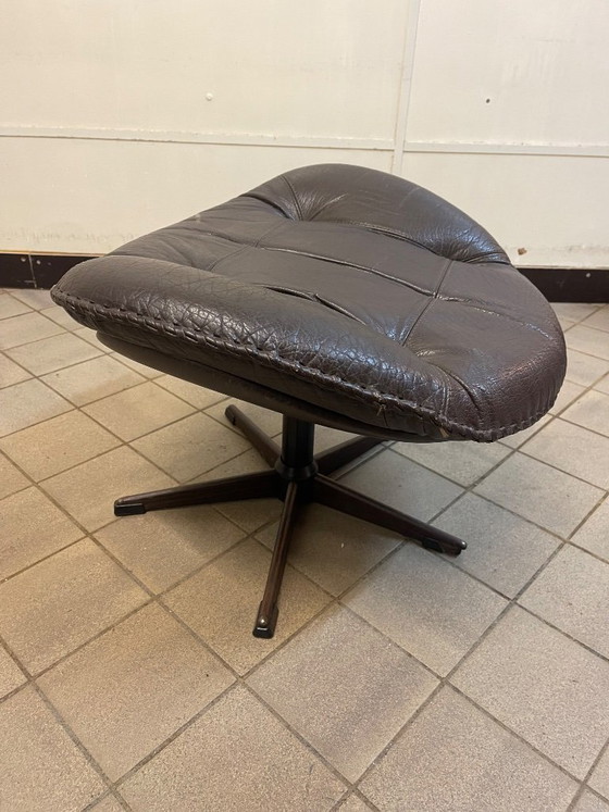 Poggiapiedi/pouf vintage anni '70 di Bramin, Poggiapiedi e pouf, Pelle, Legno, Marrone (foto 6 di 8)