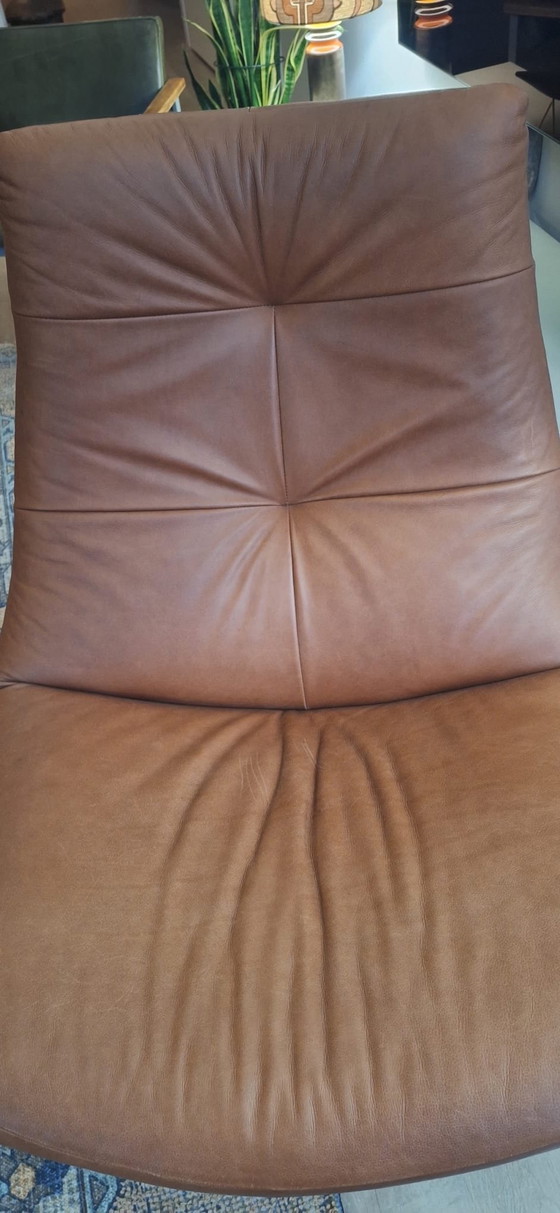 Image 1 of Poltrona girevole Reflex in pelle color cognac.