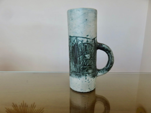 Taza de cerámica de Jacques Blin, parte de un servicio de naranjada, Francia, 1950.