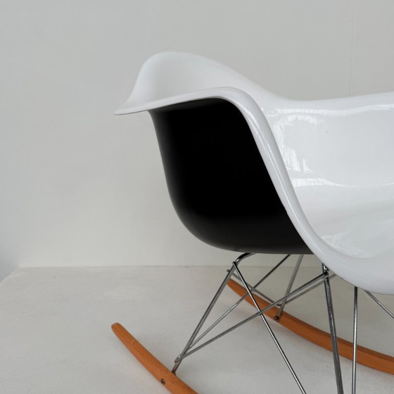 Image 1 of Sedia a dondolo di Charles e Ray Eames, versione italiana.
