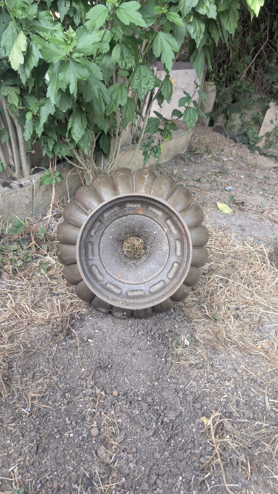 Image 1 of Jarrón Medici de hierro fundido con gallones de Alfred CORNEAU en Charleville siglo XIX