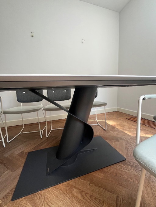 Bert Plantagie chairs 6x and a marble dining table