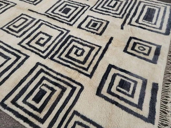Moroccan Berber rug in cream and black 300x200 cm – spiral geometric pattern – Rugs & carpets, Wool, Cotton (photo 6 of 11)