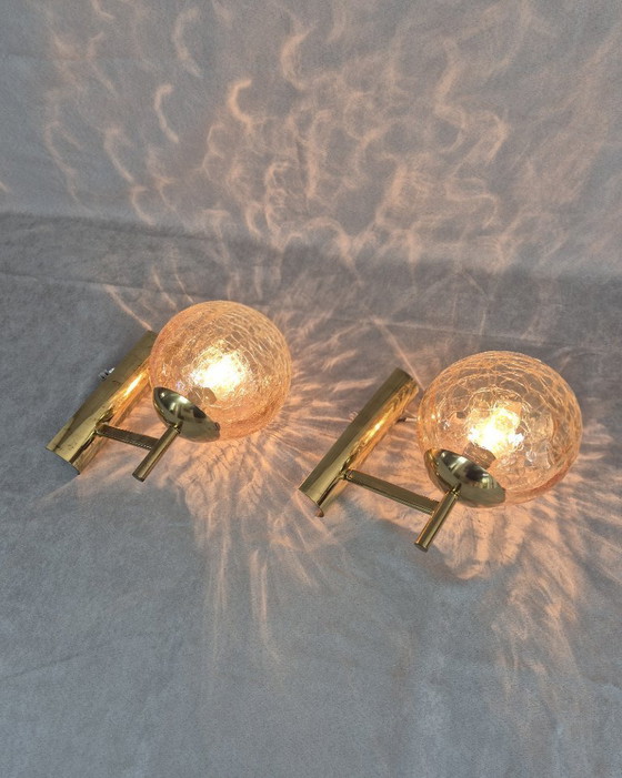 Image 1 of Set van twee Fischer 724/1 messing wandlampen met craquelé glazen bol, mid-century stijl, E14 fitting.