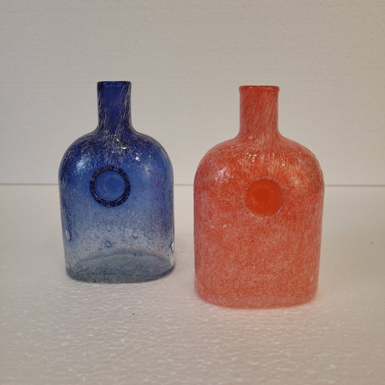 Image 1 of Paar blau-orangefarbene Blasenglasgefäße, Arabien, 2000er Jahre - Finnland