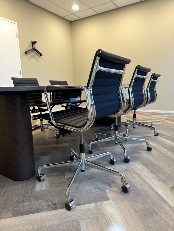 Image 1 of Vitra Aluminium Chair EA 117