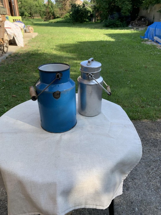 Blue and Aluminum Milk Cans, 1950s, Set of 2 – Decorative Objects, Aluminium (photo 3 of 7)