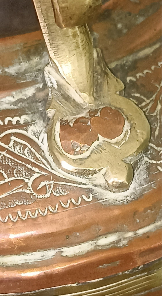 Image 1 of Perzische of Ottomaanse  18de eeuwse koperen samowaar. 67 cm hoog