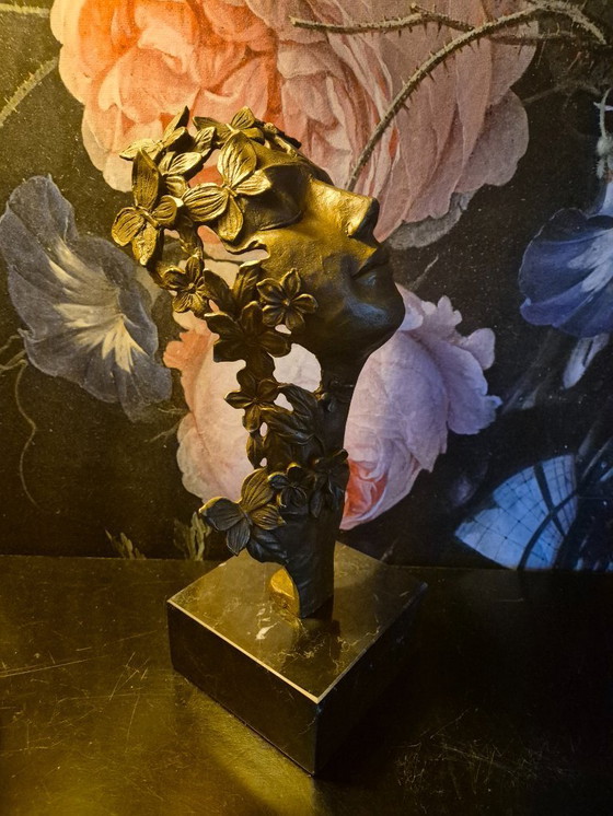 Image 1 of Statua in bronzo di una donna con farfalle e fiori