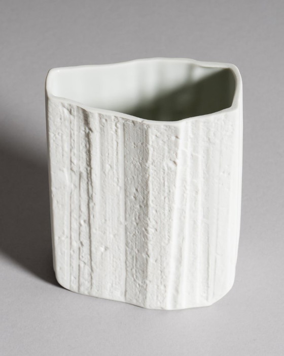 Image 1 of Hutschenreuther Vase aus mattem Biskuitporzellan, WGP Mond- oder Rindenrelief im Op-Art-Stil, MCM