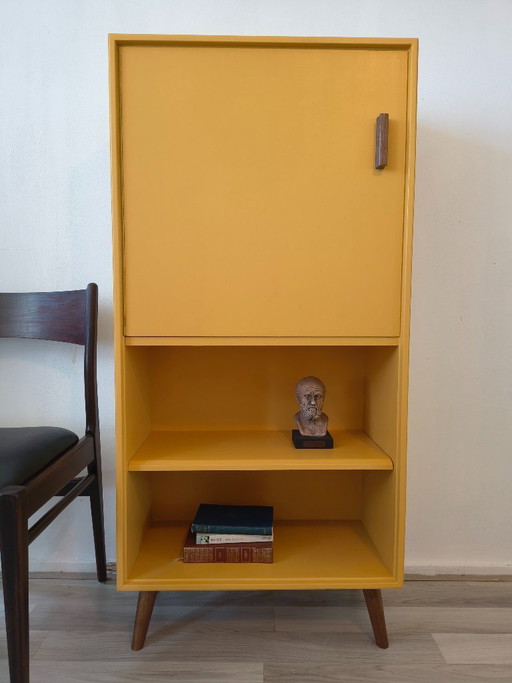 Mid-Century moderne Boekenkast – Oker / Saffraan geel