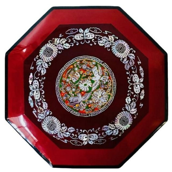 Image 1 of Vintage mid-century rode Chinese lakdoos ingelegd parelmoer bloemenpatroon vakverdeling 1950's