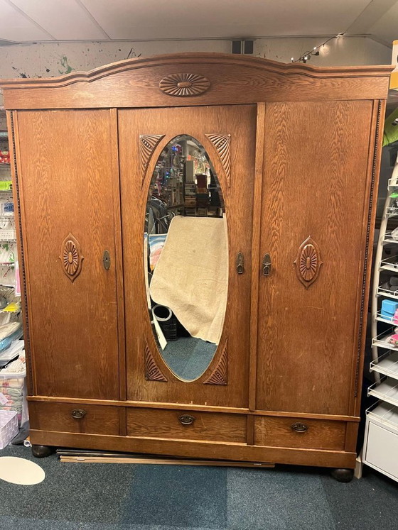 Image 1 of Armario antiguo con 3 puertas, cajones y espejo.