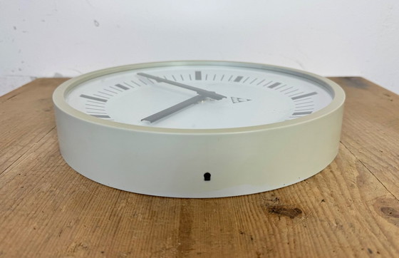 Image 1 of Orologio da parete industriale in bachelite grigia di Pragotron, anni '70