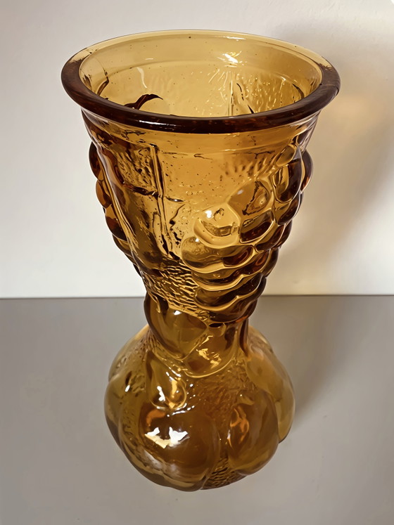 Image 1 of Jarrón italiano antiguo de Empoli, de cristal prensado color ámbar con relieve de motivos frutales.