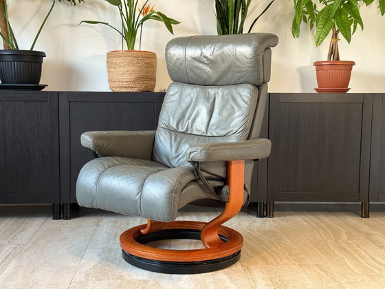Image 1 of Originele Stressless fauteuil van Ekornes met voetenbank, echt leer, grijs