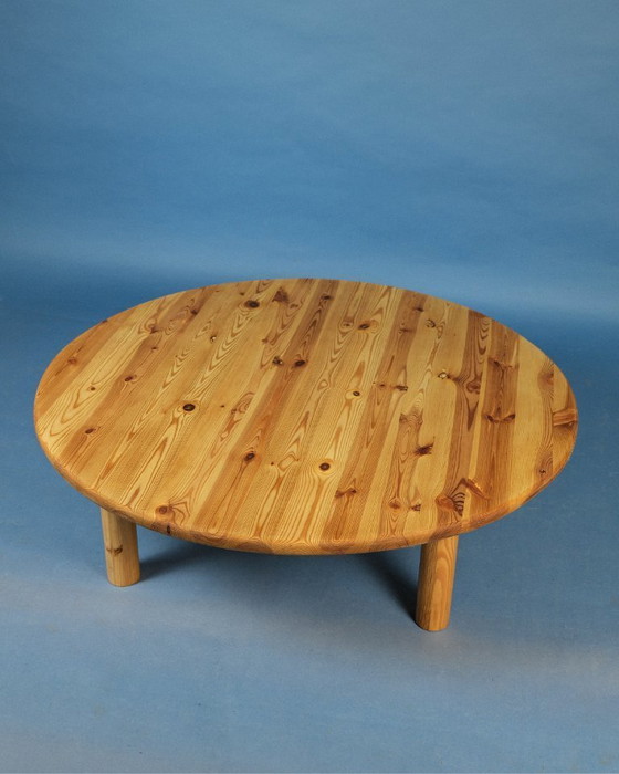 Image 1 of Mesa de centro de pino macizo