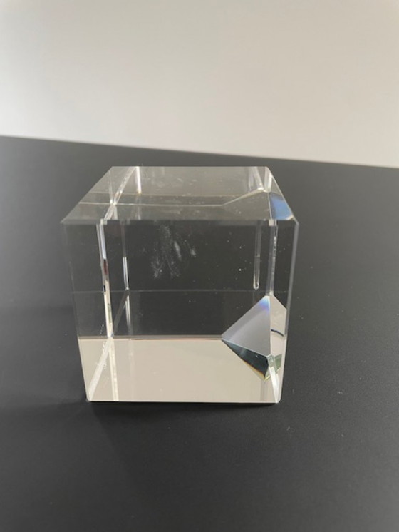 Image 1 of Cubo di vetro inclinato con effetto prismatico