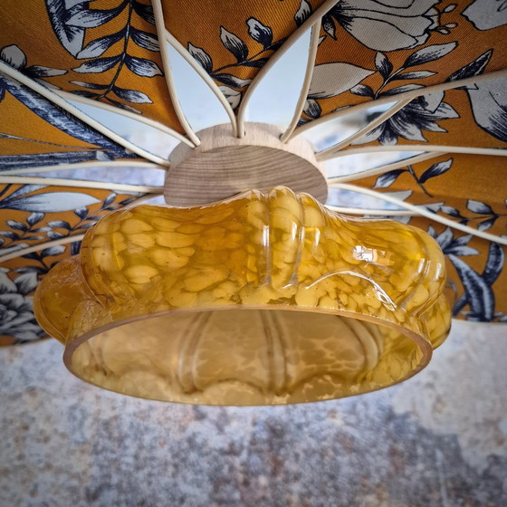 Image 1 of Lampada a sospensione 12 petali di fiori in vimini e tessuto floreale e globo di vetro ambrato