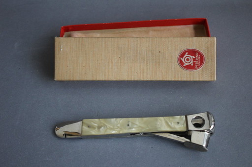 Tagliasigari vintage Solingen a forma di freccia con manico in madreperla, nella confezione originale.