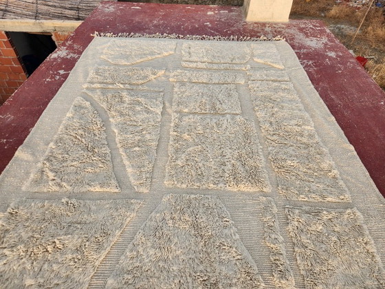 Image 1 of Grande tappeto marocchino Beni Ourain 350 x 250 cm – Tappeto berbero in lana tessuto a mano nei colori avorio e grigio
