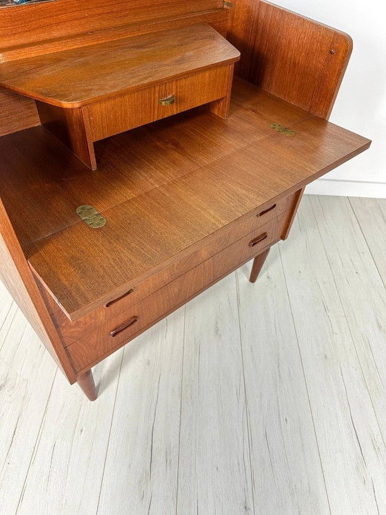 Image 1 of Cassettiera vintage danese in teak con specchio da trucco, comò in stile Mid-Century Modern, anni '60