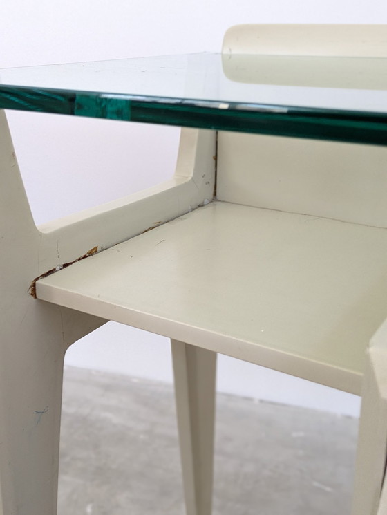 Image 1 of Mesilla de noche - Latón, Cristal, Madera - Pareja de mesillas de noche, de madera lacada en blanco, con tapa de cristal.