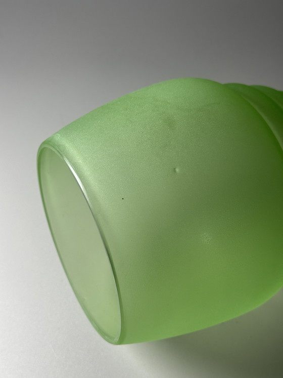 Image 1 of Vaso Art Déco in cristallo all'uranio con base a gradini – Design geometrico satinato – Anni '30