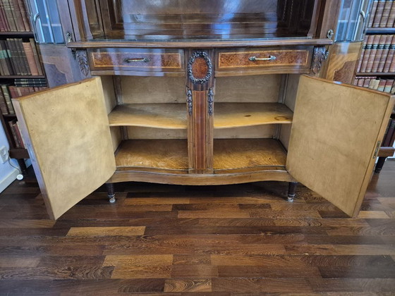 Monumentaler Schrank/Buffet im Jugendstil mit Bücherregalen (Nussbaum & Marmor) – Buffetschränke, Glass (photo 12 of 16)