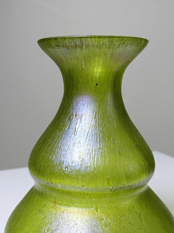 Image 1 of Piccolo vaso Art Nouveau in vetro soffiato verde iridescente, antico 1900-1915