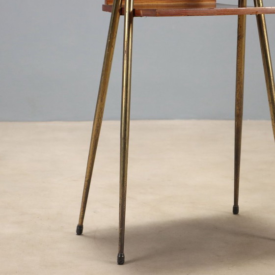 Mueble de los años 60 con patas de latón. – Revisteros, Wood (photo 5 of 7)