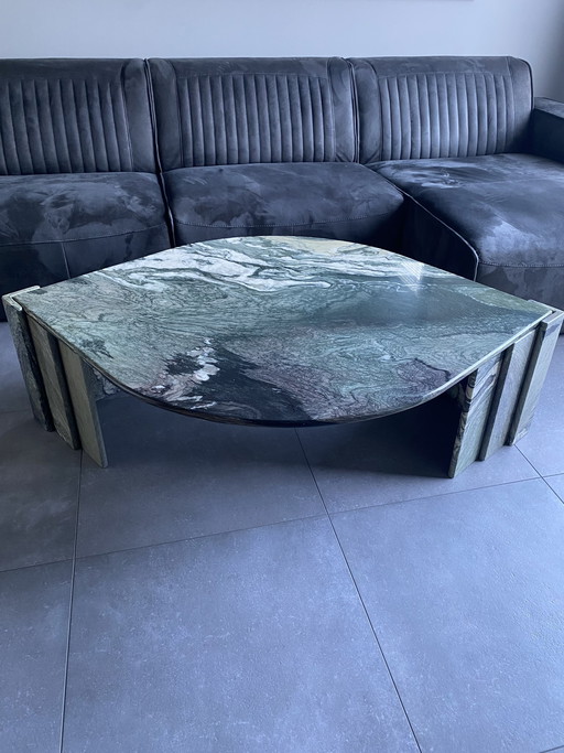 Table basse en marbre, modèle « goutte d’eau », designer Roche Bobois