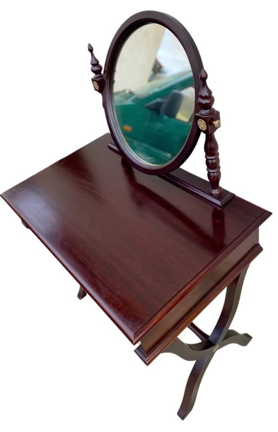 Image 1 of Tocador de madera maciza de estilo tradicional con dos cajones.