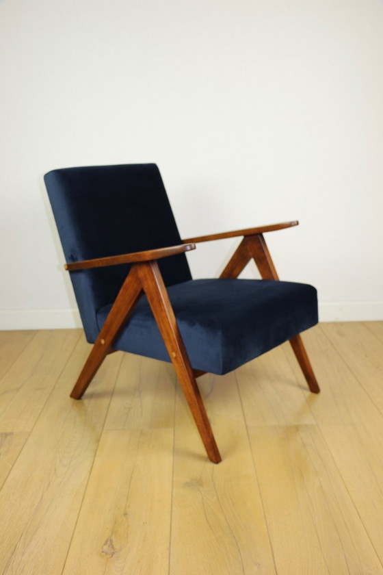 Image 1 of Fauteuil classique Var B-310, velours bleu marine vintage années 1960, bois foncé - 2 exemplaires disponibles