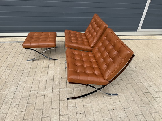 Image 1 of Lot de 2 fauteuils inclinables Knoll Barcelona d'origine + repose-pieds, cuir Venezia Cognac, neufs dans leur boîte.