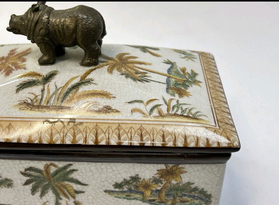 Image 1 of Boîte à bijoux rectangulaire unique en porcelaine, ornée d'un hippopotame en bronze.