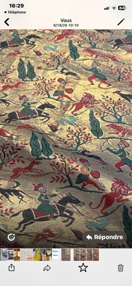 Image 1 of Grote antieke brokaat jacquardstof met een Perzische jachtscène – gouden metallic draden – 447 x 96 cm